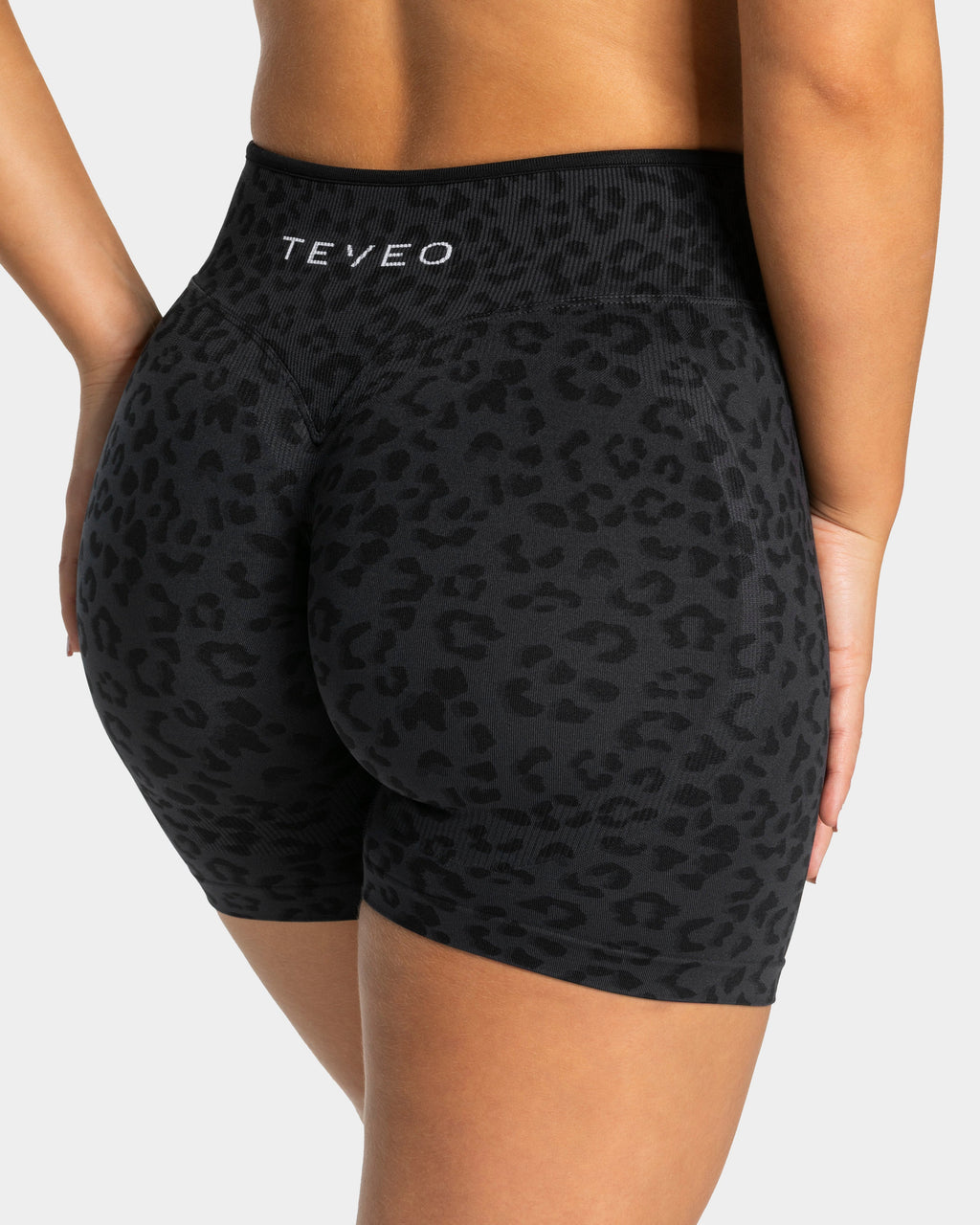 Contrastline Sculpt Scrunch Shorts "Leo Schwarz"