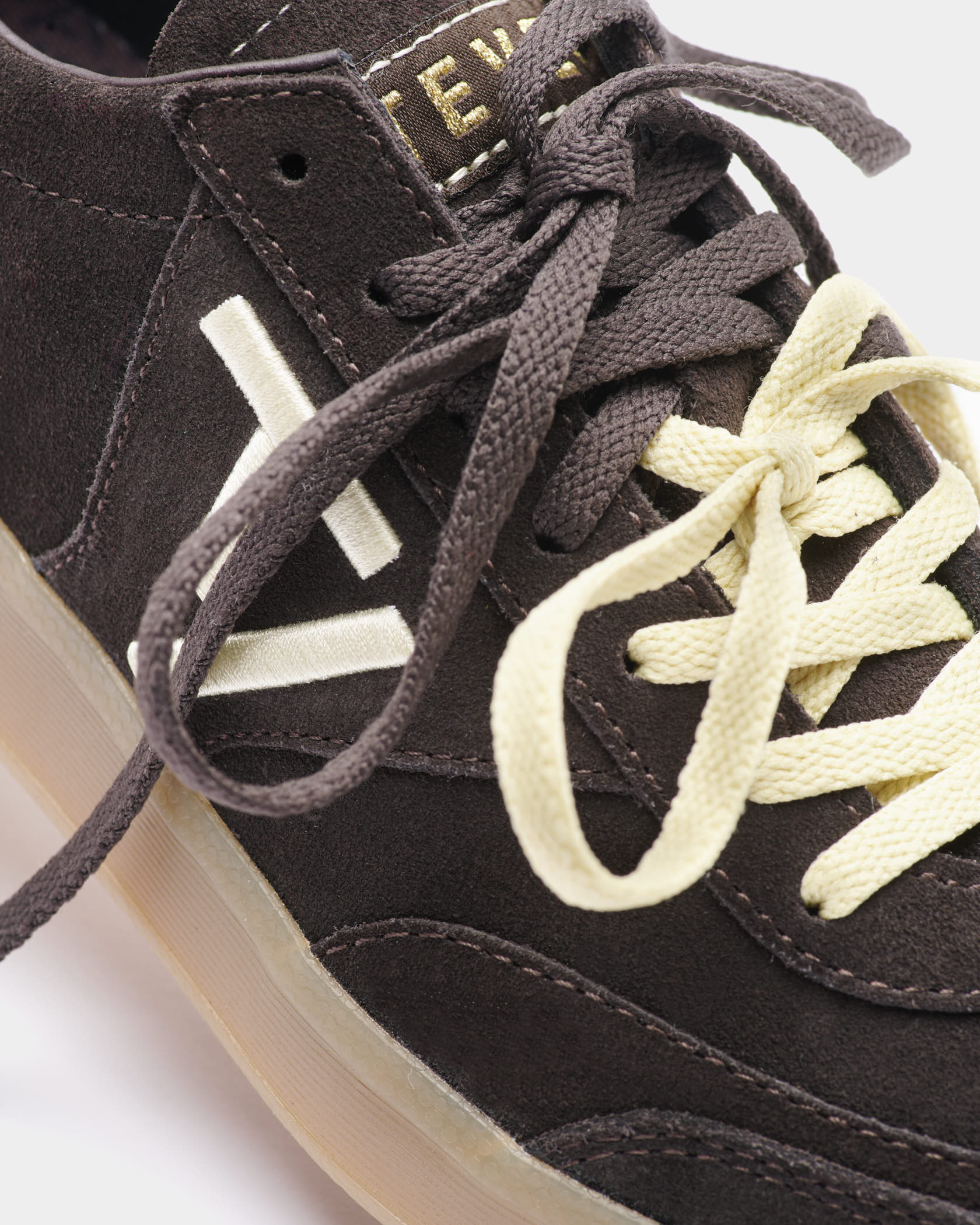 Baskets Classic Femme « Dark Chocolate/Butter Yellow »