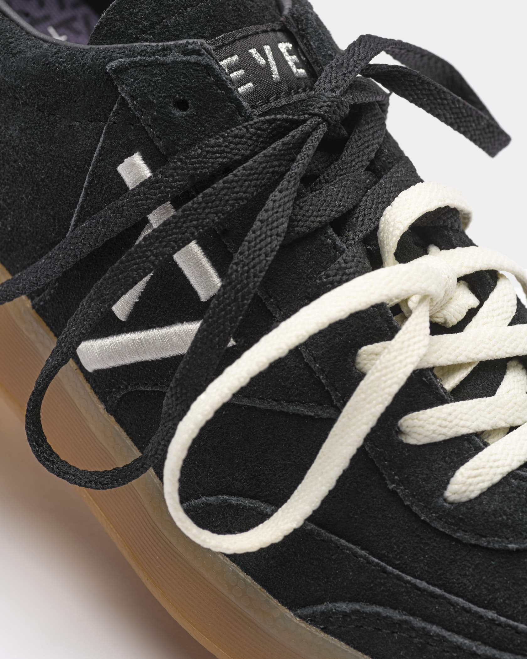 Baskets Classic Femme « noir/blanc cassé »